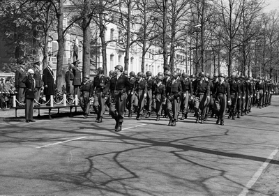127319 Afbeelding van het defilé van de in Utrecht gelegerde militairen op de Maliebaan te Utrecht, in het kader van ...